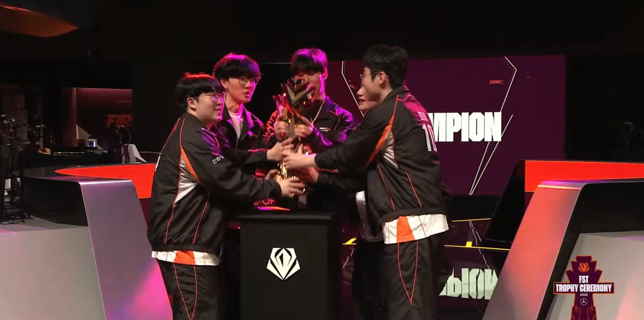 HLE碾压TSM,Jankos关键团战开团秒人焦点之战成都决赛之夜,锁定晋级资格的简单介绍 HLE碾压TSM,Jankos关键团战开团秒人焦点之战成都决赛之夜,锁定晋级资格的简单介绍