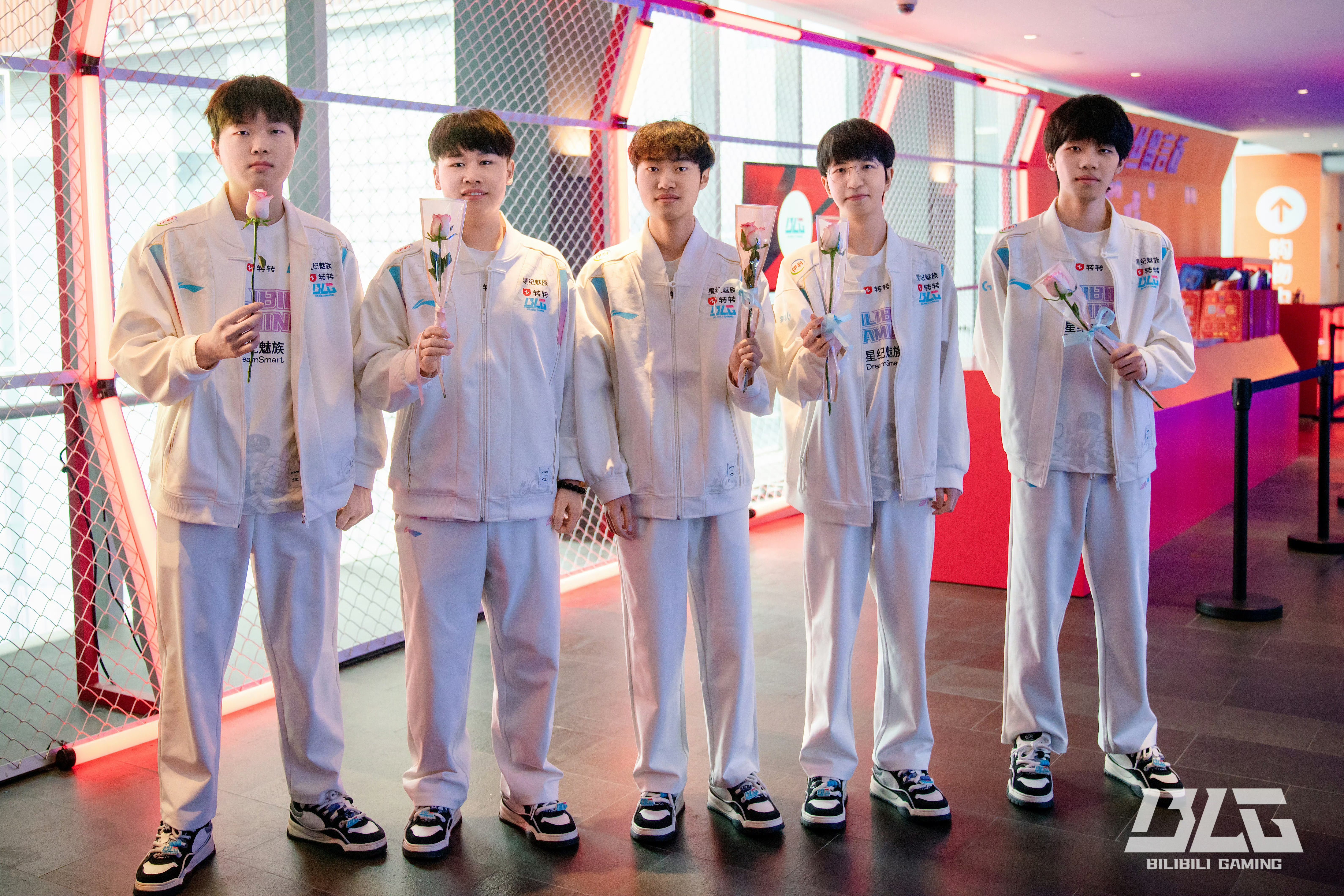 TSM绝杀EDG,Xiaohu团战一打五激烈交锋淘汰赛,让粉丝疯狂欢呼 TSM绝杀EDG,Xiaohu团战一打五激烈交锋淘汰赛,让粉丝疯狂欢呼