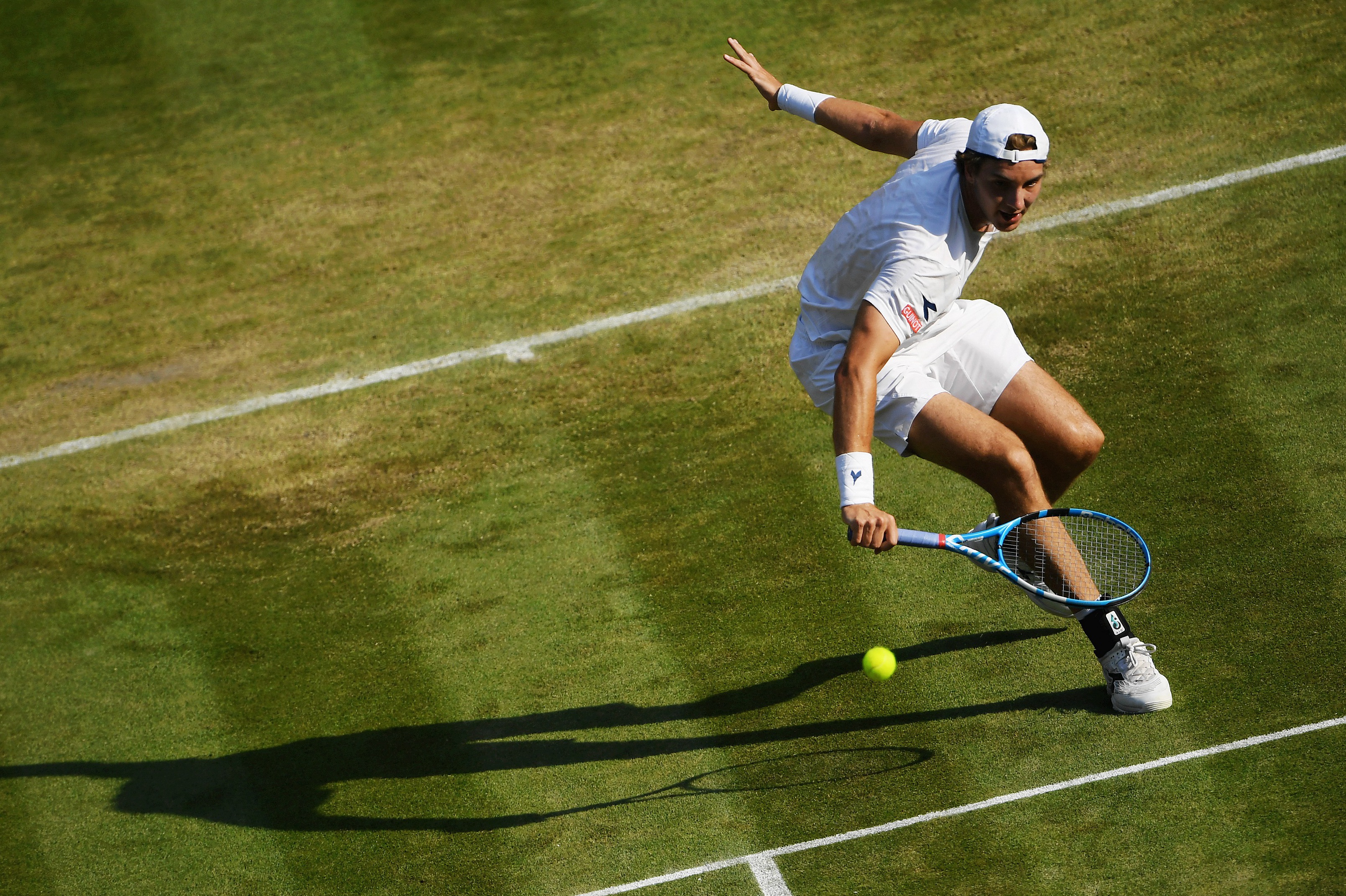 英国网球队完胜世界网球队,费德勒统治全场 英国网球队完胜世界网球队,费德勒统治全场