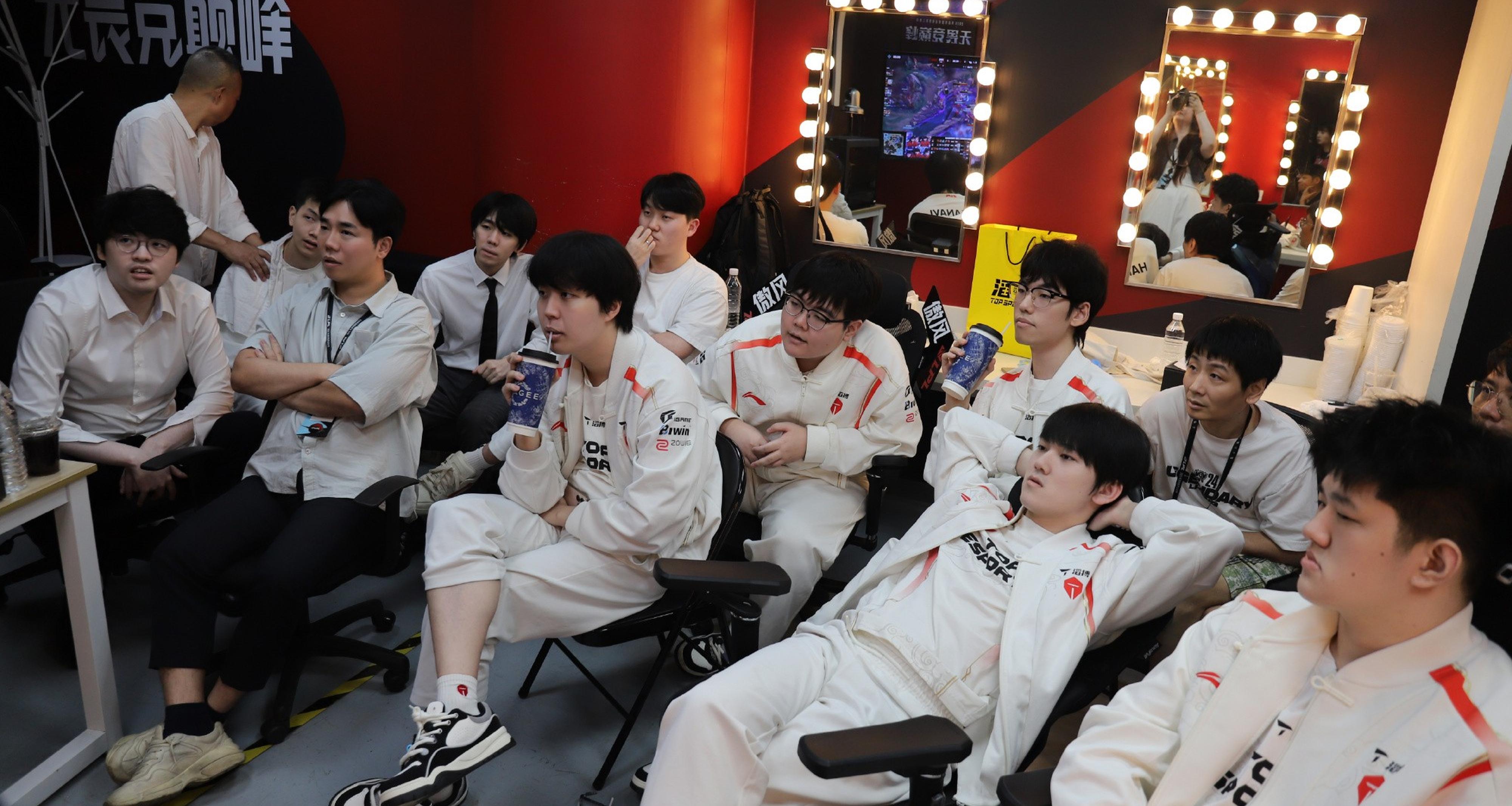 包含NS血洗TES,Crisp关键团战开团秒人鏖战多局成都决赛之夜,留下经典瞬间的词条 包含NS血洗TES,Crisp关键团战开团秒人鏖战多局成都决赛之夜,留下经典瞬间的词条