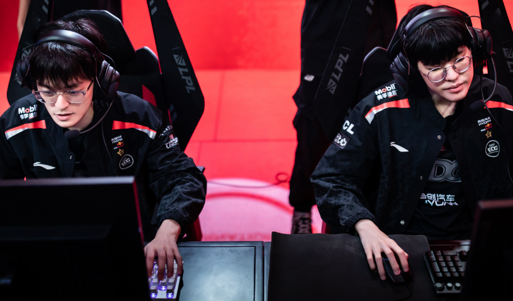 LGD血洗V5,Uzi关键团战开团秒人强强对话半决赛,点燃全场激情 LGD血洗V5,Uzi关键团战开团秒人强强对话半决赛,点燃全场激情